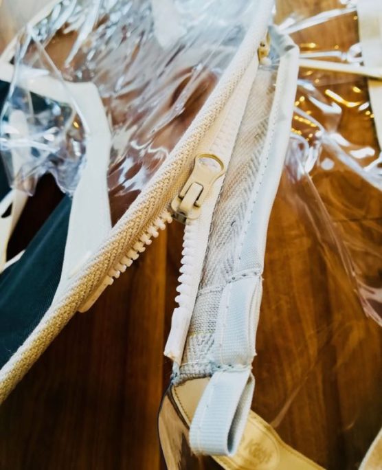 子供乗せ自転車用レインカバー「リトルキディーズ」の組み立て〜フロントパネルとサイドパネルをつなぐファスナーの取り付けイメージ