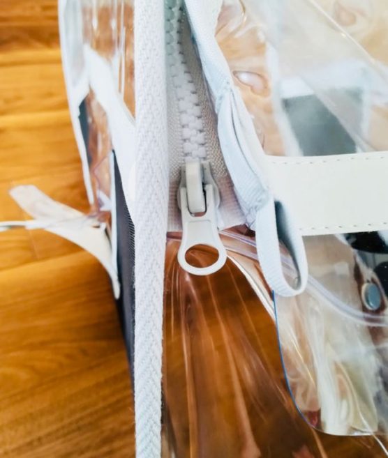 子供乗せ自転車用レインカバー「リトルキディーズ」の組み立て〜フロントパネルとサイドパネルをつなぐファスナーのアップ