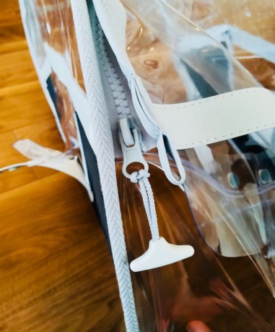 子供乗せ自転車用レインカバー「リトルキディーズ」の組み立て〜フロントパネルとサイドパネルをつなぐファスナーにストラップを取り付け