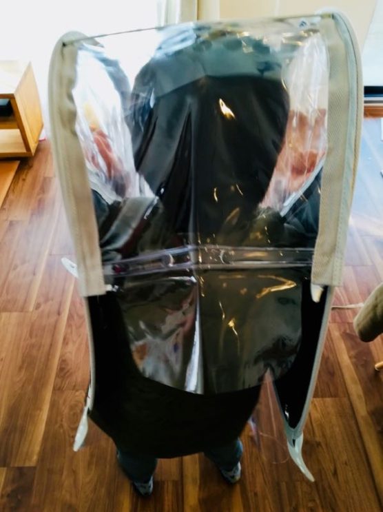 子供乗せ自転車用レインカバー「リトルキディーズ」の組み立て〜組み立てたレインカバーを被って遊ぶケン