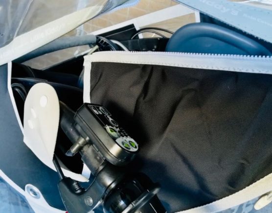 子供乗せ自転車用レインカバー「リトルキディーズ」の取り付け〜本体を自転車のハンドルに通す(右ハンドル)