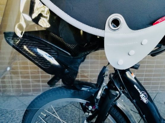 子供乗せ自転車用レインカバー「リトルキディーズ」の取り付け〜本体を自転車のハンドルに固定(下部ボタン)