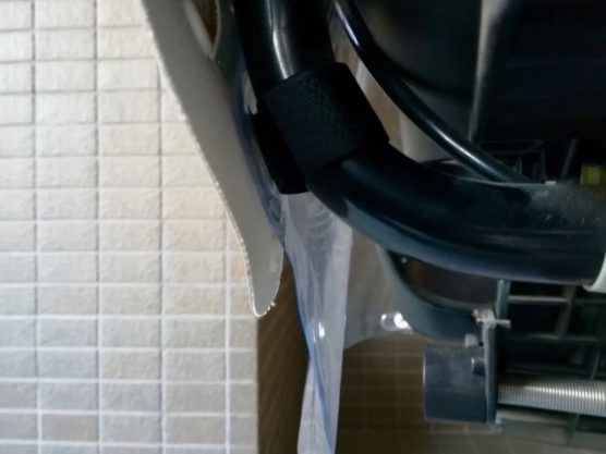 子供乗せ自転車用レインカバー「リトルキディーズ」の取り付け〜本体を自転車のハンドルに固定(ボタン部分のアップ)