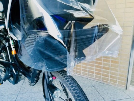 子供乗せ自転車用レインカバー「リトルキディーズ」の取り付け〜本体を自転車のハンドルに固定(フロントカバーのボタン)