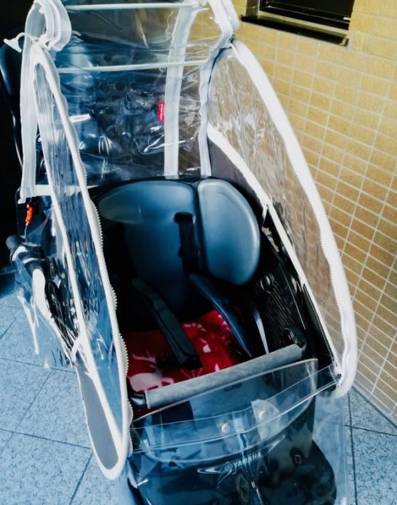 子供乗せ自転車用レインカバー「リトルキディーズ」〜取り付け後にフロントパネルを下から開ける