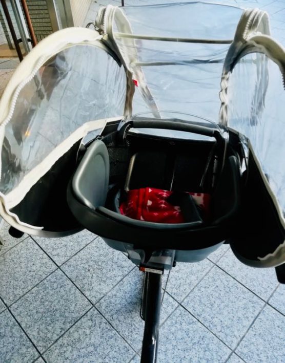 子供乗せ自転車用レインカバー「リトルキディーズ」〜取り付け後にフロントパネルを上から開けたところ
